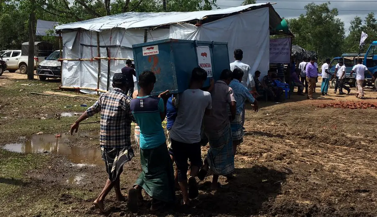 Pengungsi Rohingya mendapatkan bantuan dari pemerintah Indonesia di kamp Thaingkali Ukhiya, Bangladesh, Kamis, (21/9).  Bantuan lain yang terus didistribusikan adalah makanan siap saji dan family kit. (Foto: KBRI Dhakka)