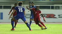 Penyerang Indonesia, Boaz Solossa coba melewati pemai Thailand di laga final pertama Piala AFF di Stadion Pakansari, Bogor, Rabu (14/12/2016). (Liputan6.com/Helmi Fithriansyah)