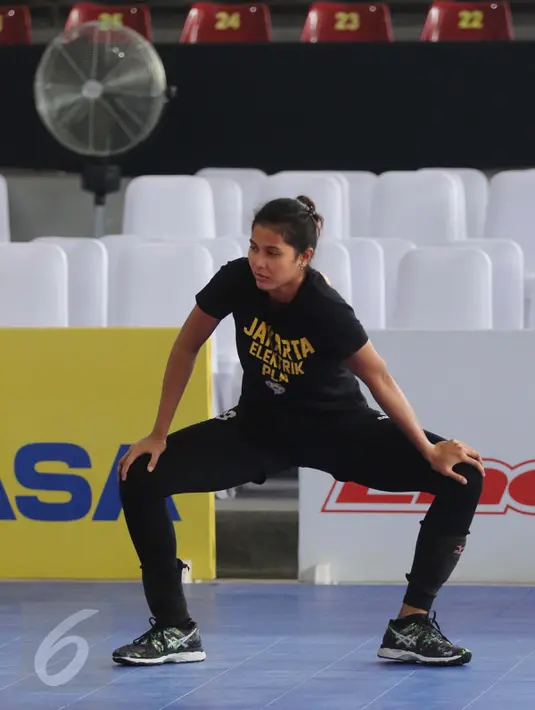 Seorang pemain tim putri Jakarta Elektrik PLN melakukan pemanasan sebelum latihan di Sritex arena, Sriwedari, Solo, Sabtu (8/4). Pada Proliga 2017 Jakarta Elektrik berambisi sapu bersih semua pertandingan di Solo. (Liputan6.com/Gempur M. Surya)