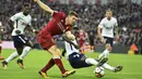 Pemain Liverpool,  James Milner (tengah) berebut bola dengan pemain Tottenham, Davinson Sanchez pada laga Premier League pekan ke-9 di Wembley Stadium, London, (22/10/2017). Tottenham menang 4-1.  (AFP/Glyn Kirk)