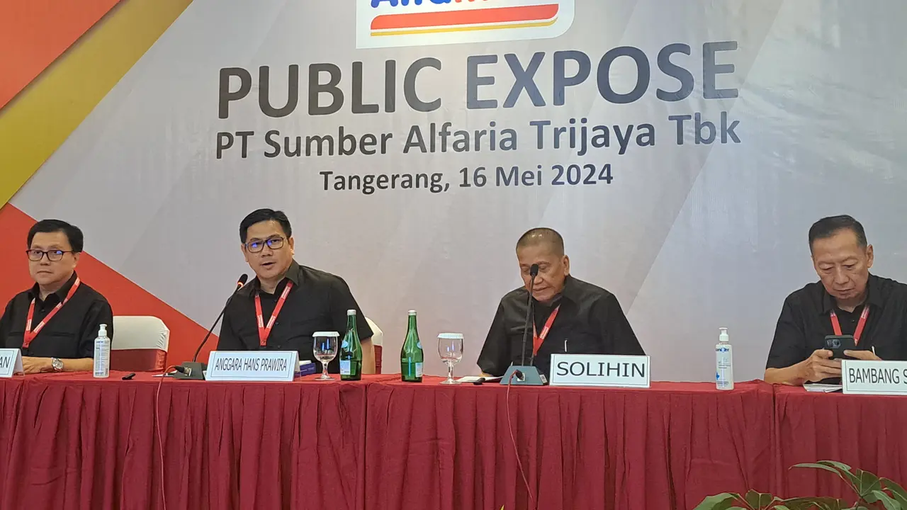 Corporate Secretary PT Sumber Alfaria Trijaya Tbk (AMRT) Tomin Widian dalam agenda  Public Expose yang berlangsung pada Kamis 16 Mei 2024. (Pramita/Liputan6.com)
