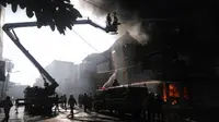 Kebakaran hebat di Cirebon hanguskan lima toko mainan (Liputan6.com / Panji Prayitno)