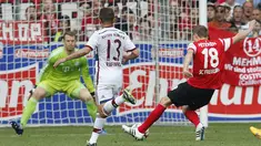 Bayern Muenchen menelan kekalahan ketiga secara beruntun di Bundesliga. Bersua SC Freiburg di Schwarzwald-Stadion, Sabtu (16/5/2015) malam WIB, Die Bayern tumbang dengan skor 2-1.