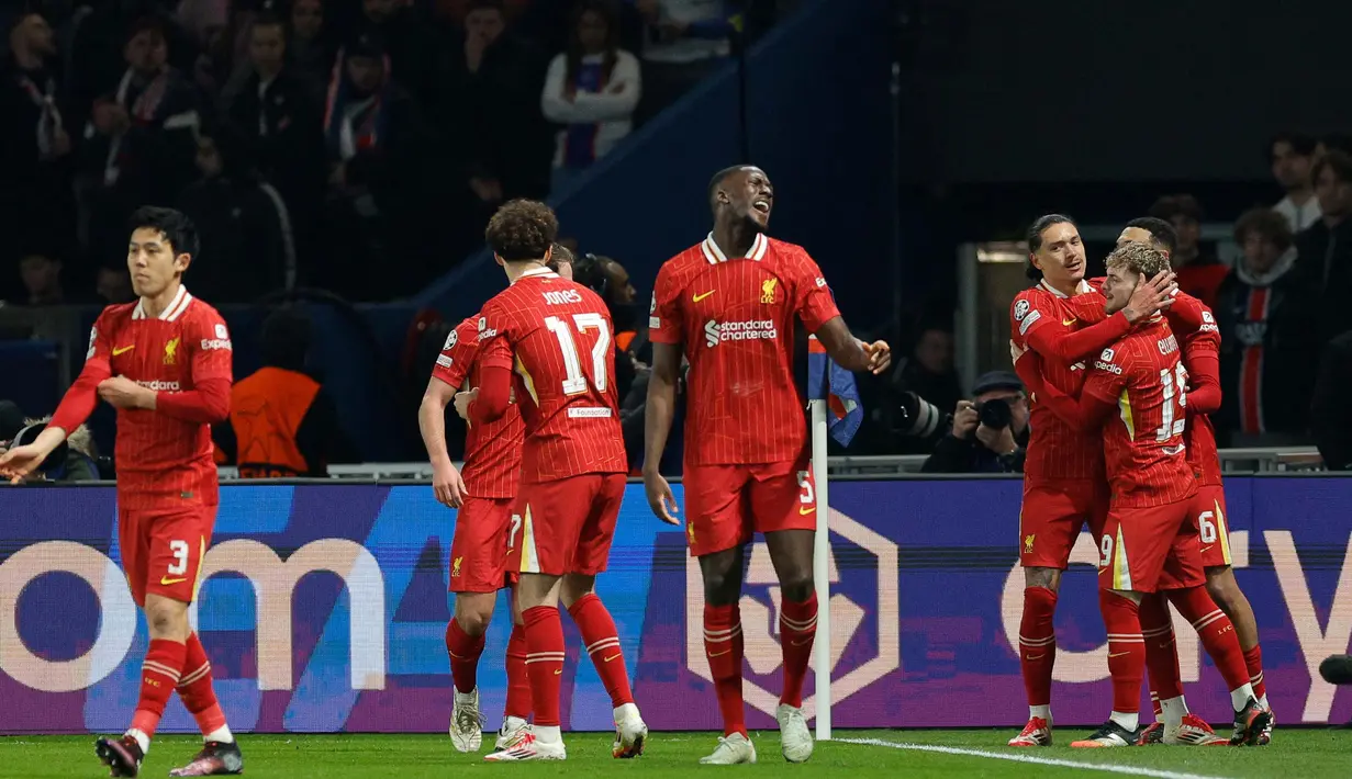 Pemain Liverpool merayakan gol yang dicetak Harvey Elliott (kanan) dalam laga leg pertama 16 besar Liga Champions 2024/2025 melawan Paris Saint-Germain (PSG) yang digelar di Parc des Princes, Kamis (6/3/2025) dini hari WIB. (GEOFFROY VAN DER HASSELT/AFP)