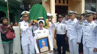 Jenazah Amirullah Aditya Putra dibawa ke pemakaman