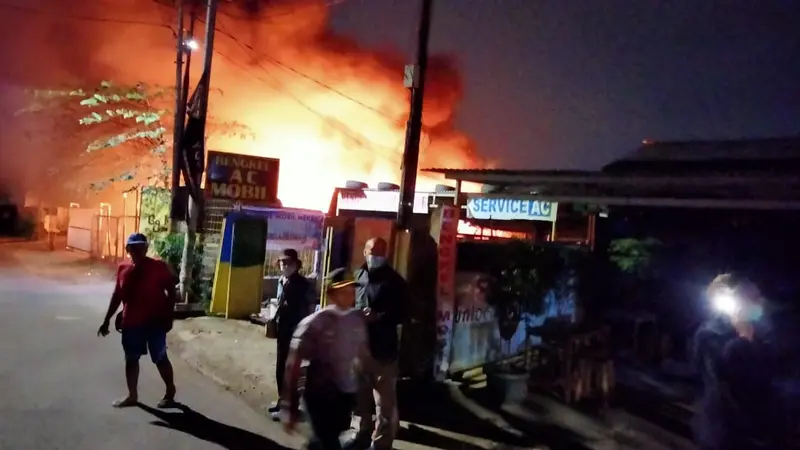 Gudang mebel hangus dilalap api di Jalan Pulo Gebang, Cakung, Jakarta Timur. Kebakaran diduga disebabkan percikan petasan.