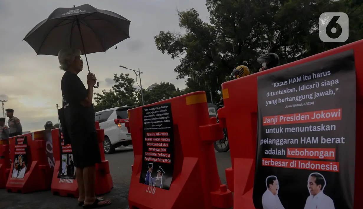 Aktivis Jaringan Solidaritas Korban untuk Keadilan mengikuti aksi Kamisan ke-807 di seberang Istana Merdeka, Jakarta, Kamis (29/2/2024). (Liputan6.com/Herman Zakharia)