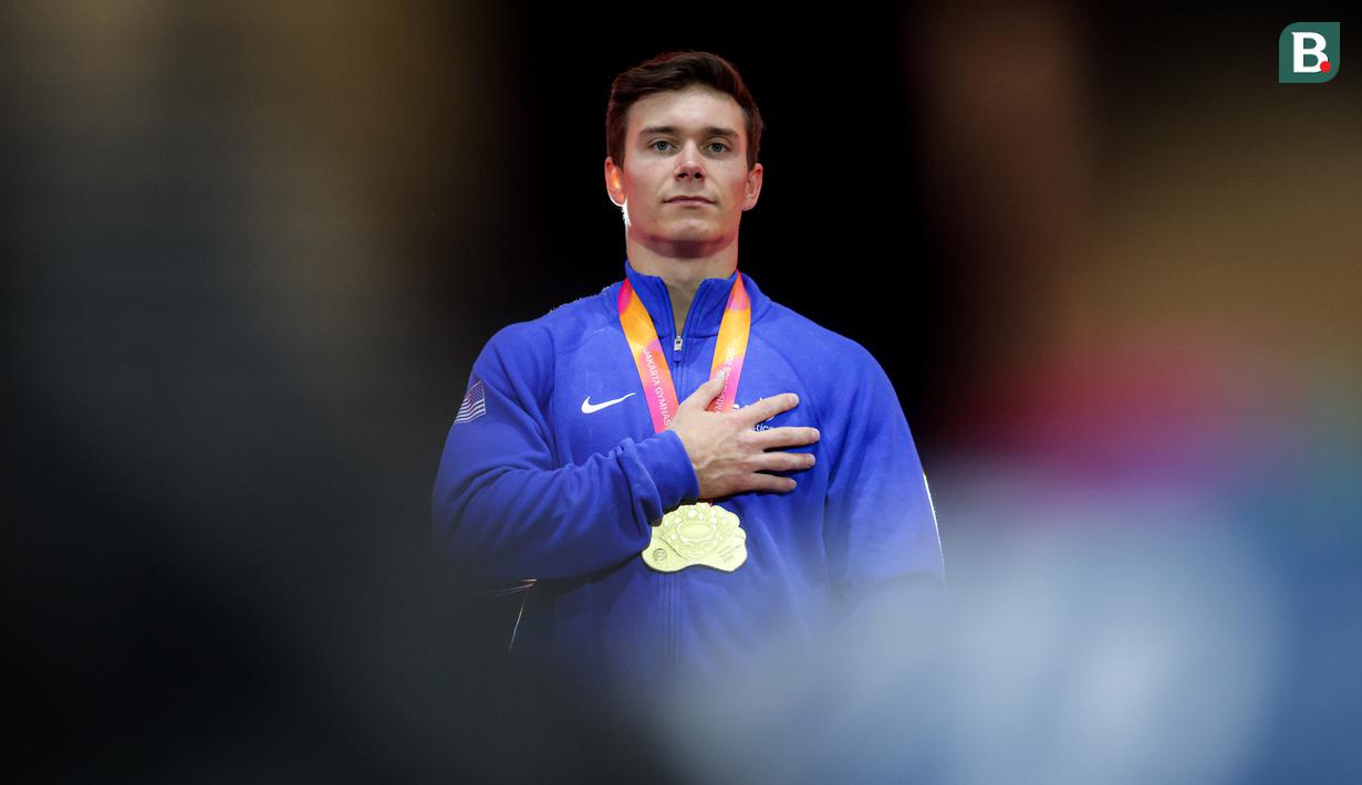 <p>Pesenam Amerika Serikat, Brody Malone menyanyikan lagu kebangsaan saat podium final aparatus nomor palang tunggal Kejuaraan Dunia Gimnastik 2025 di Indonesia Arena, Senayan, Jakarta, Sabtu (25/10/2025). (Bola.com/Bagaskara Lazuardi)</p>