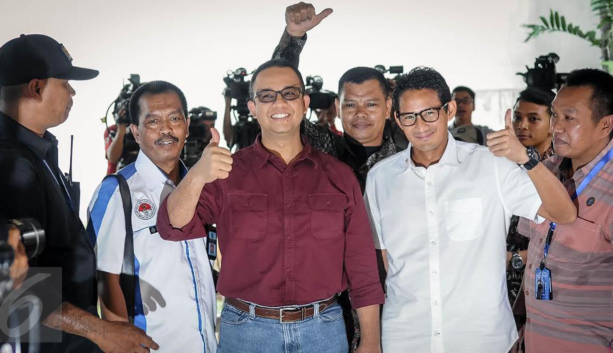 Pasangan Anies Baswedan dan Sandiaga Uno mengacungkan jempol sebelum memasuki laboratorium Gedung BNN, Jakarta, Minggu (25/9). Anies-Sandiaga akan mengikuti tes narkotika sebagai salah satu syarat maju di Pilgub DKI 2017. (Liputan6.com/Faizal Fanani)