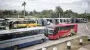 Sejumlah bus terparkir di Terminal terpadu tipe A Pondok Cabe di Pamulang, Tangerang Selatan, Senin (31/12). Mulai 31 Desember ,  terminal yang memiliki luas keseluruhan mencapai 25.995 m2 tersebut resmi beroperasi. (Liputan6.com/Faizal Fanani)