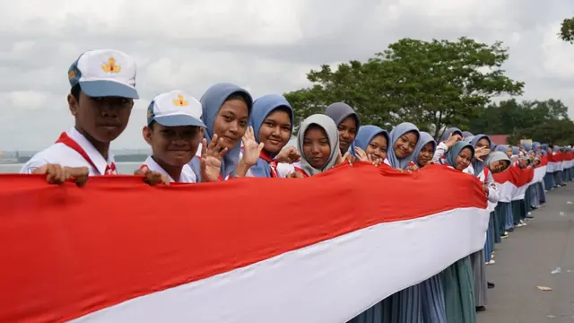 Aksi bentang kain merah putih 17 kilometer di Kota Kendari, memeriahkan HUT ke-78 RI, Selasa (15/8/2023).(liputan6.com/foto deni lahundape)