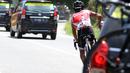 Pebalap Tim Nasional Indonesia saat melakukan Feeding atau suplai logistik pada etape ke-5 Tour de Singkarak dengan start dari Pantai Carocok-Painan menuju pantai Gondoriah-Pariaman, Sumatera Barart. (Bola.com/Nicklas Hanoatubun)