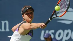 Petenis Ukraina, Elina Svitolina mengembalikan bola ke arah petenis Inggris, Johanna Konta pada perempat final AS Terbuka 2019 di Arthur Ashe Stadium, Selasa (3/9/2019). Elina Svitolina melangkah ke babak semifinal setelah menumbangkan Johanna Konta dengan skor 6-4 dan 6-4. (AP/Frank Franklin II)