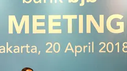 Dirut Bank BJB Ahmad Irfan (tengah), dan Direktur Keuangan Nia Kania, Pemimpin Divisi Treasury M Asadi Budiman saat analyst meeting triwulan I di Jakarta, Jumat (20/4). BJB berhasil mencatat total aset Rp110,8 trilliun di awal tahun 2018. (Liputan6.com)