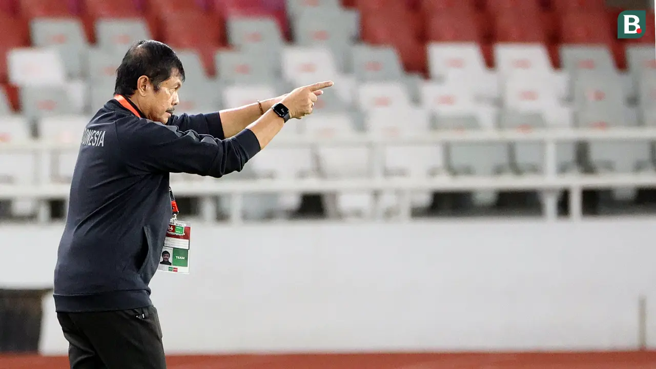 Foto: Beda Dengan Shin Tae-yong, Ini Dia Gaya Santai Indra Sjafri Bersama Timnas Indonesia U-22 dari Pinggir Lapangan