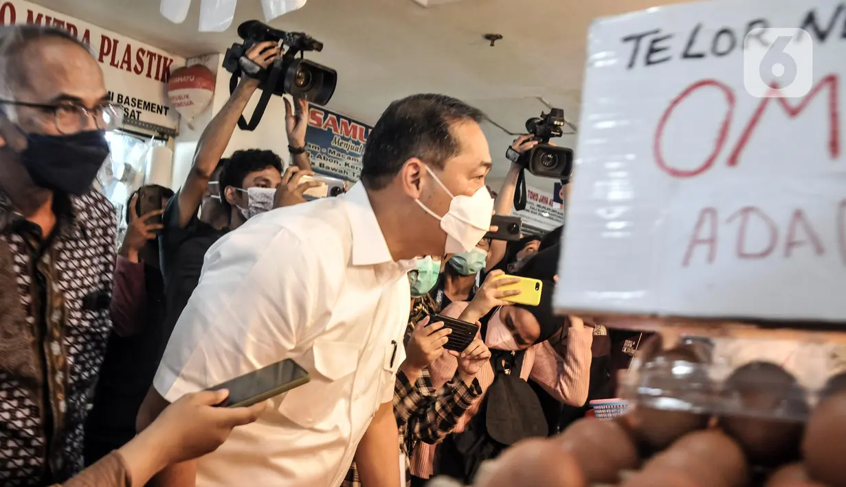 Menteri Perdagangan Muhammad Lutfi melakukan inspeksi mendadak (sidak) kepada pedagang sembako di Pasar Senen, Jakarta Pusat, Kamis (17/3/2022). Sidak tersebut guna memastikan ketersediaan minyak goreng dan sembako di pasar tradisional jelang Ramadhan. (merdeka.com/Iqbal S. Nugroho)