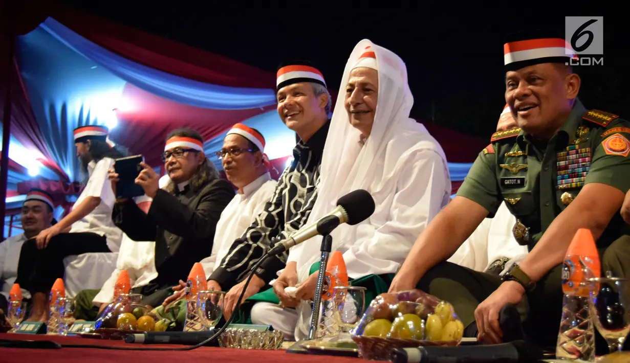 Panglima TNI Jenderal Gatot Nurmantyo dan Habib Lutfi bin Ali Yahya saat menghadiri acara Tausiyah Kebangsaan di kawasan Tugu Muda Semarang, Senin (14/8).  Acara Tausiyah Kebangsaan ini dalam rangka memperingati HUT RI ke-72.(Liputan6.com/Gholib)