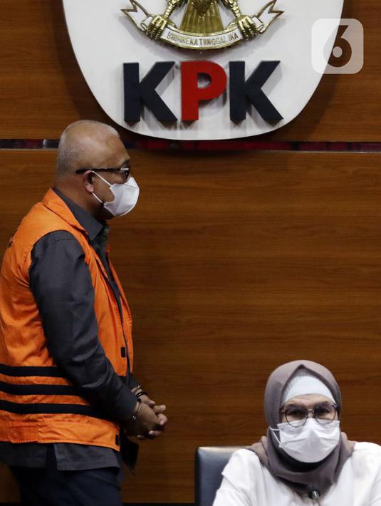 Mantan Bupati Buru Selatan, Tagop Sudarsono Soulisa (kiri) jelang rilis penahanan tersangka di Gedung KPK, Jakarta, Rabu (26/1/2022). Tagop S S ditetapkan sebagai tersangka suap, gratifikasi dan TPPU terkait pengadaan barang jasa di Kab Buru Selatan tahun 2011-2016. (Liputan6.com/Helmi Fithriansyah)