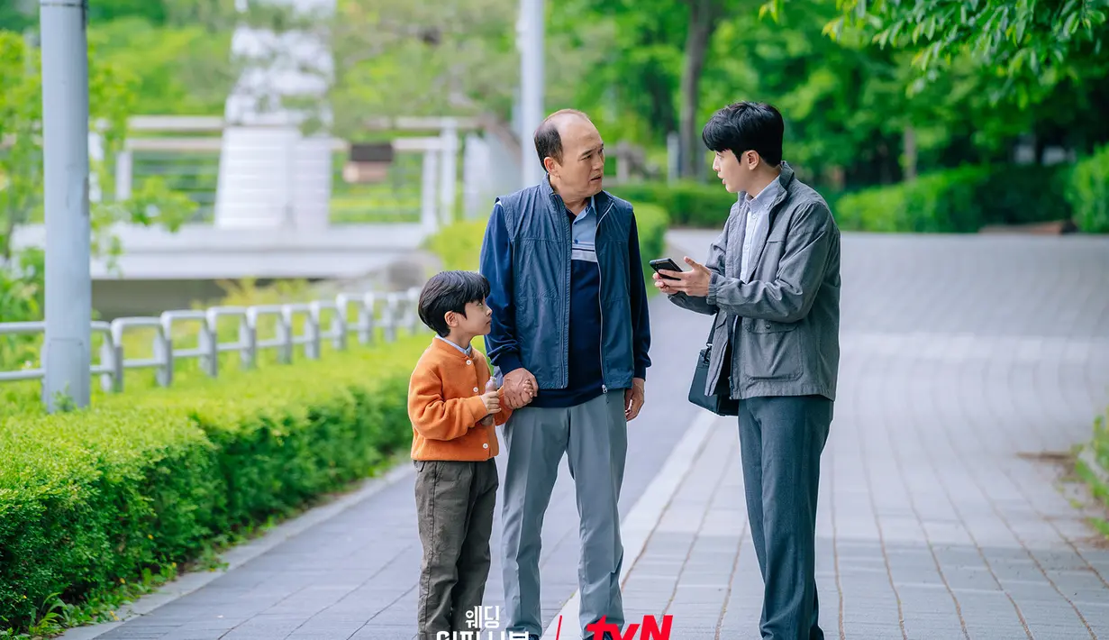 Persiapan pernikahan Na Ah Jung dan Lee Do Han berjalan lancar di bawah kepemimpinan ketua LJ Group Hyun Dae Ho (Kwon Hae Hyo). (foto: tvN via Soompi)