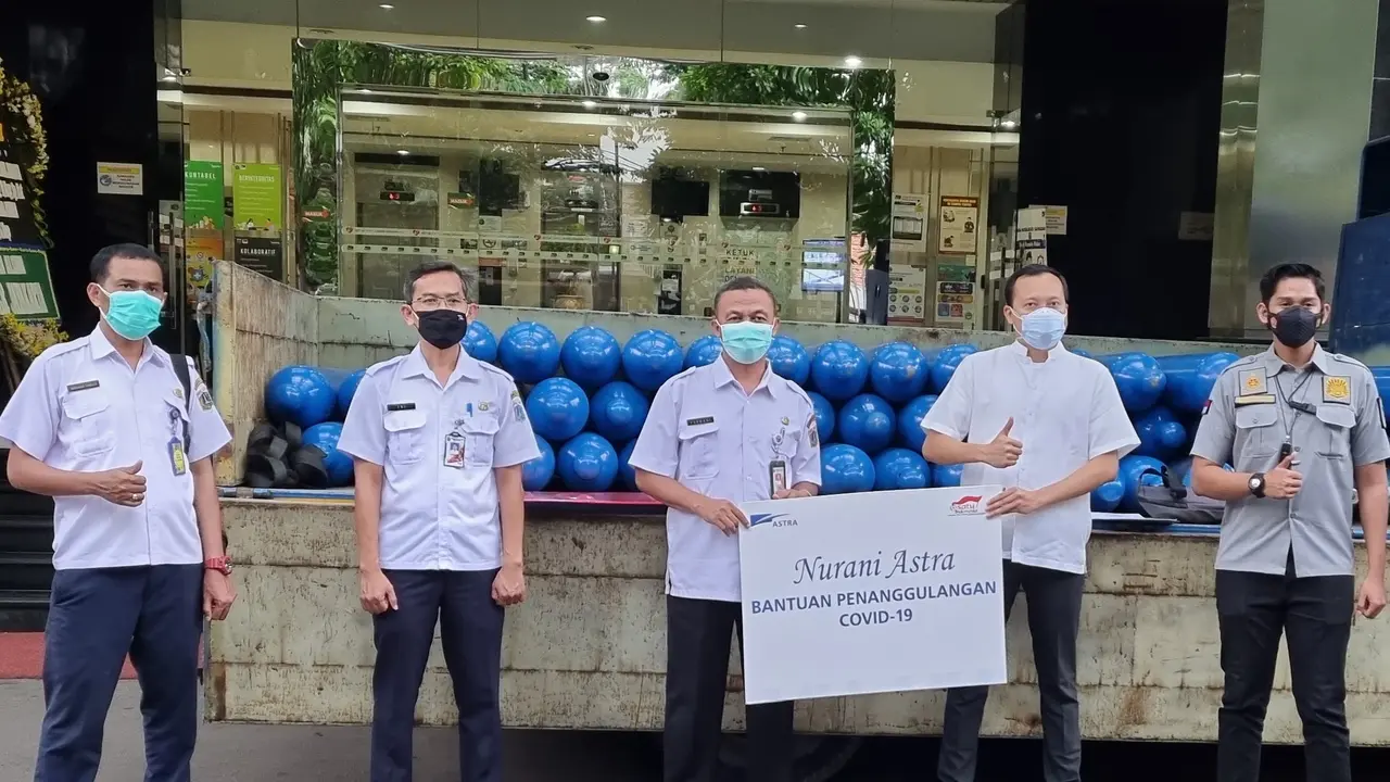 Simbolisasi penyerahan tabung oksigen dari Astra kepada Dinas Kesehatan Pemerintah Provinsi DKI Jakarta.