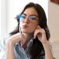 ilustrasi perempuan berkacamata/Dean Drobot/Shutterstock