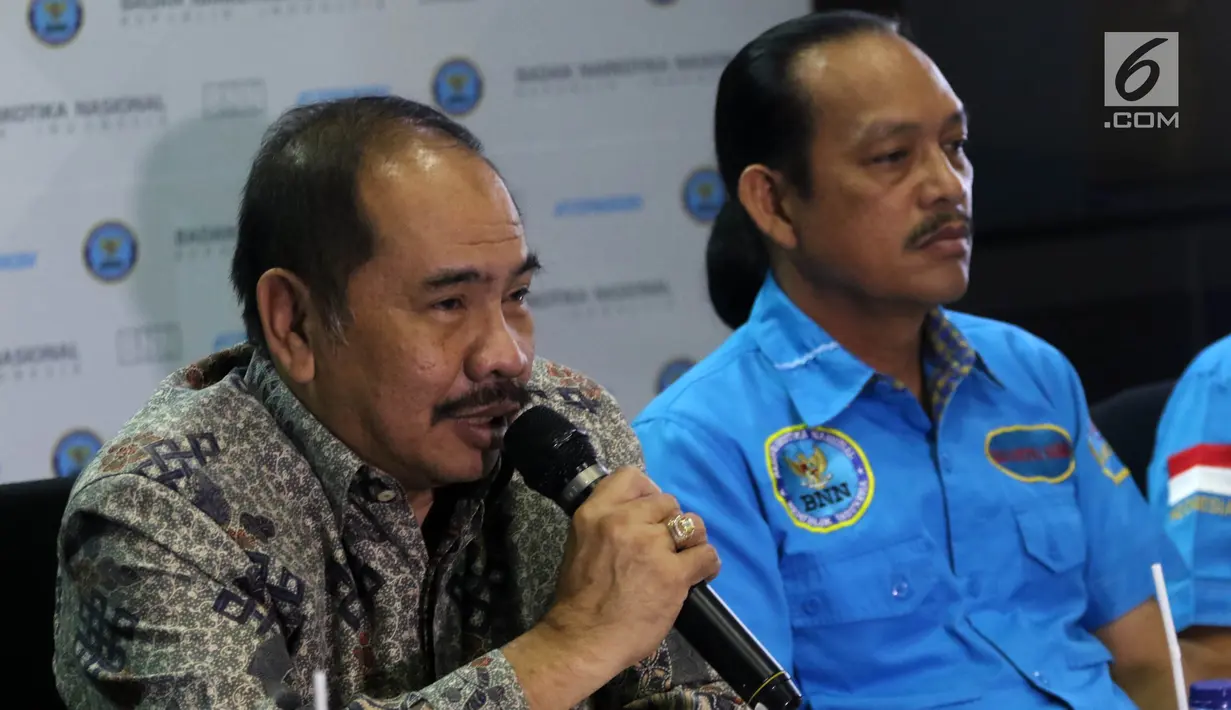 Deputi Pemberantasan BNN Irjen Arman Depari dan Kepala Departemen Penyidikan Sektor Jasa Keuangan Irjen Pol Rokhmad Sunanto dalam rilis kasus Tindak Pidana Pencucian Uang (TPPU) narkotika di kantor BNN, Jakarta, Selasa (28/2). (Liputan6.com/Arya Manggala)