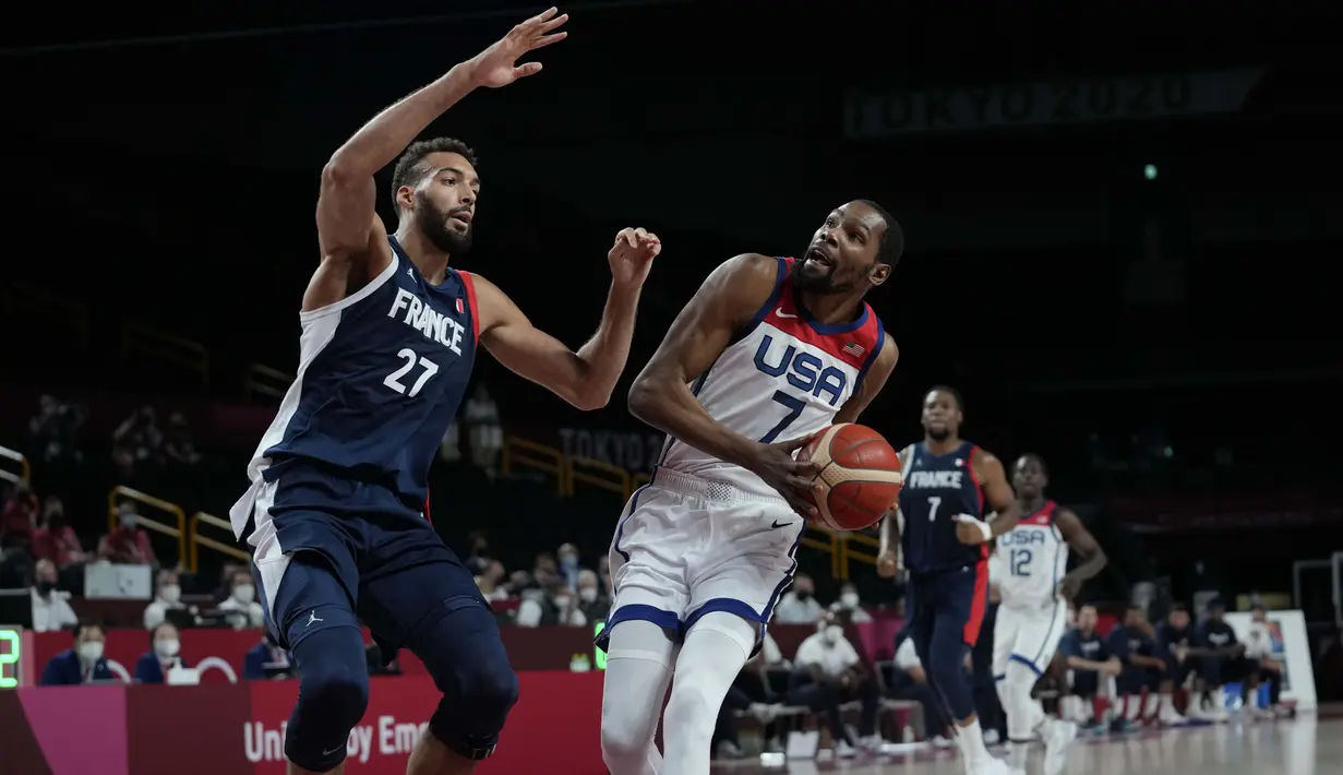 Masuk kuarter kedua, Durant cs masih mampu memegang kendali perolehan angka. Duel alot dengan Rudy Gobert, di kuarter ini Amerika Serikat masih unggul dengan skor 44-39 di paruh pertama laga. (Foto: AP/Eric Gay)