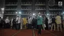 Suasana saat warga berkerumun menyaksikan akad nikah Vicky Prasetyo dan Angel Lelga di Mesjid Istiqlal, Jakarta, Jumat (9/2). (Liputan6.com/Faizal Fanani)