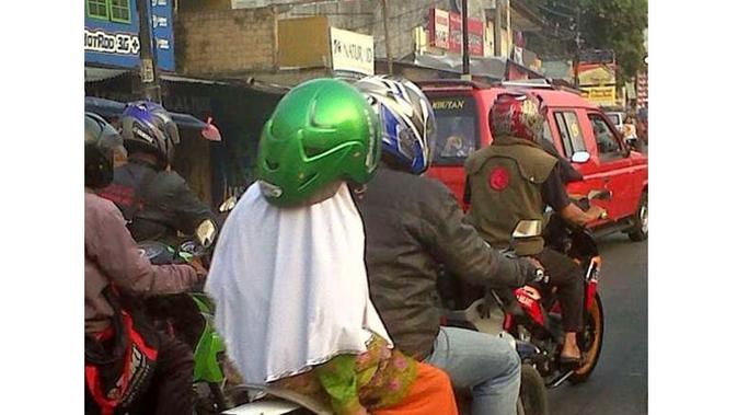 6 Kelakuan Cewek saat Pakai Helm di Jalan Ini Kocak (sumber: Instagram.com/awreceh.id)