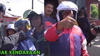 Petugas Jasa Raharja bagi-bagi helm (TikTok/@pt.jasaraharja)