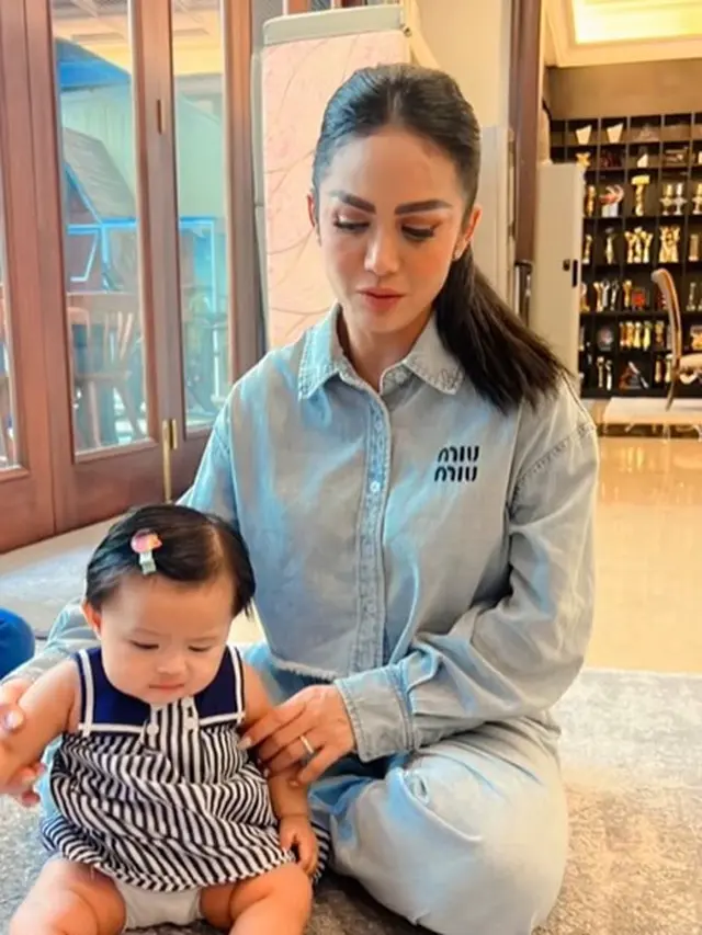 Krisdayanti momong Ameena (Instagram/krisdayantilemos)