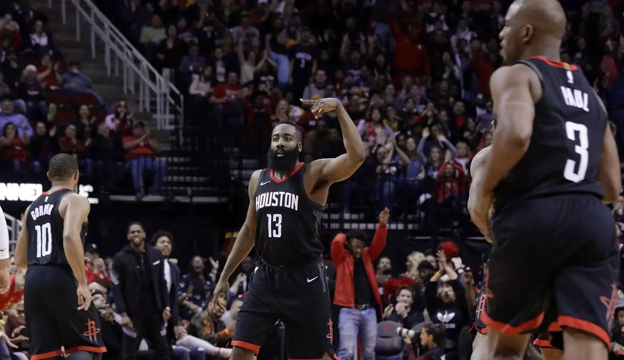 Pemain Houston Rockets, James Harden (13) berhasil melakukan tembakan tiga angka saat melawan Lakers pada lanjutan NBA basketball game di Toyota Center, Houton, (31/12/2017). Rockets menang 148-142. (AP/Michael Wyke)