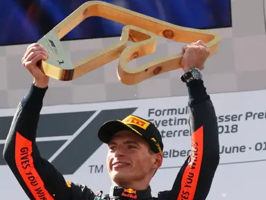 Pembalap Red Bull Max Verstappen dari Belanda mengangkat trofi di podium setelah memenangkan Grand Prix Formula Satu Austria di Red Bull Racetrack di Spielberg, Austria selatan, (1/7). Verstappen mencatatkan waktu 1:21:56,024. (AP Photo / Ronald Zak)