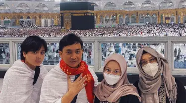 Jarang tersorot, Arsy Widianto rupanya tengah menjalankan ibadah umrah di awal tahun ini. Penyanyi sekaligus penulis lagu kelahiran 26 November 1999 itu bertolak ke Tanah Suci bersama keluarga, termasuk sang ayah, Yovie Widianto. Mereka mengabadikan momen dengan latar belakang Ka'bah. (Liputan6.com/IG/@arsywidianto)