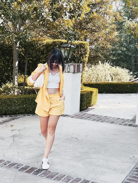 <p>Nia pun memamerkan perut ratanya dengan crop top putih dikombinasikan blazer dan short pants kuning. Ia memaksimalkan tampil dengan handbag dan sneakers putih. @ramadhaniabakrie</p>