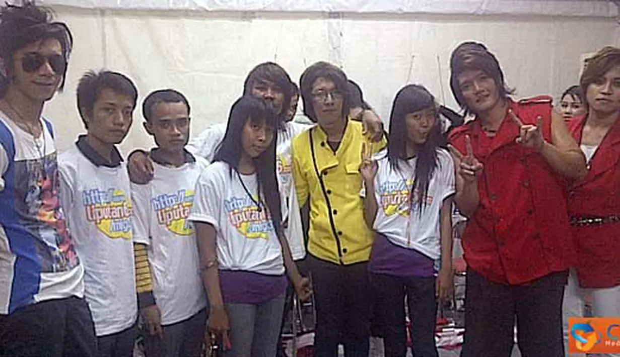Citizen6, Sidoarjo: 5 orang pemenang berfoto bersama personil band J-Rock (Pengirim: Edowardo)