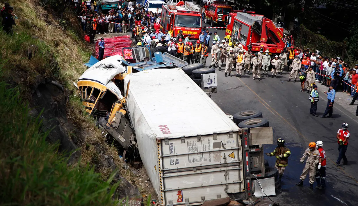 Kondisi sebuah truk kargo dan bus setelah terlibat kecelakaan di pinggiran Ibu Kota Honduras, Tegucigalpa, Minggu (5/2). Akibatnya 16 orang dikabarkan tewas dan 34 lainnya mengalami luka-luka. (AP Photo/Fernando Antonio)