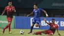 Gelandang Timnas Indonesia, Irfan Jaya, berusaha menghentikan pemain Taiwan pada laga Grup A Asian Games di Stadion Patriot, Jawa Barat, Minggu (12/8/2018). (Bola.com/Vitalis Yogi Trisna)