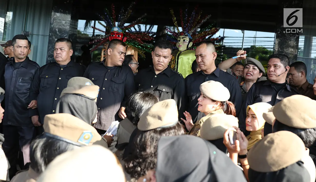 Sejumlah Satpol PP wanita berhadapan dengan petugas keamanan di depan Hotel Alexis, Jakarta, Kamis (29/3). Ibu-ibu personel Satpol PP ini bertugas untuk memastikan tidak ada kegiatan usaha apapun di Hotel Alexis. (Liputan6.com/Immanuel Antonius)