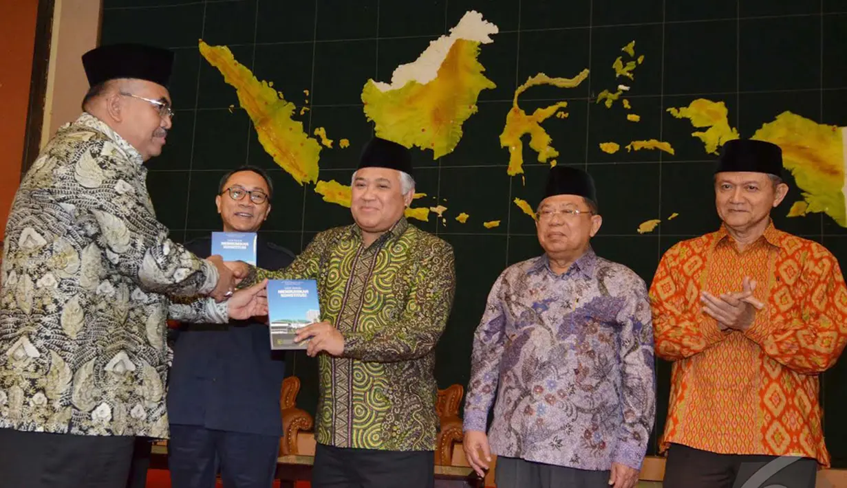  Ketua Fraksi PPP MPR Irgan Khairul Mafis saat memberikan buku laporan F PPP "Lima Tahun Membumikan Konstitusi" kepada Ketua MUI Din Syamsuddin, Jakarta, Selasa (23/12/2014). (Liputan6.com /Andrian M Tunay)