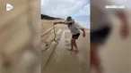 Tanpa rasa takut, seorang pria berhasil menangkap ular mematikan dengan tangan kosong saat ia sedang memancing bersama rekannya.