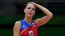 Atlet voli asal Rusia, Nataliya Goncharova memegang kepalanya saat bertanding melawan tim dari Korea Selatan di Olimpiade 2016 di Maracanazinho, Rio de Janeiro, Brasil, (8/8). Atlet 27 tahun ini memiliki tinggi badan 1,94 m. (REUTERS/Marcelo del Pozo)