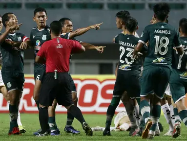 Sejumlah pemain PSMS Medan dan Dewa United terlibat keributan pada laga babak 8 Besar Liga 2 2021/2022 di Stadion Pakansari, Cibinong, Kamis (23/12/2021). (Bola.com/Ikhwan Yanuar)