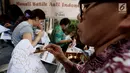 Seorang penyandang disabilitas belajar membuat batik di Rumah Batik, Palbatu, Jakarta, Senin (2/10). Kegiatan tersebut dalam rangka memperingati hari Batik Nasional. (Liputan6.com/JohanTallo)
