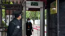 Detektor suhu tubuh terpasang di pintu masuk sekolah menengah pertama di Shanghai, China (21/4/2020). Sekolah-sekolah di kota tersebut aktif melakukan persiapan penuh menjelang pembukaan kembali kegiatan belajar-mengajar di kelas guna memastikan keselamatan para siswa dan guru. (Xinhua/Liu Ying)