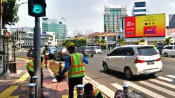 Pekerja memasang Bolar atau tiang pembatas pedestrian di kawasan Tugu Tani, Jakarta, Minggu (9/9). Pemasangan Bolar bertujuan menjaga keindahan jalur pedestrian dan mencegah penyalahgunaan fungsi.(merdeka.com/ Iqbal S. Nugroho)
