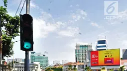 Pekerja memasang Bolar atau tiang pembatas pedestrian di kawasan Tugu Tani, Jakarta, Minggu (9/9). Pemasangan Bolar bertujuan menjaga keindahan jalur pedestrian dan mencegah penyalahgunaan fungsi.(merdeka.com/ Iqbal S. Nugroho)