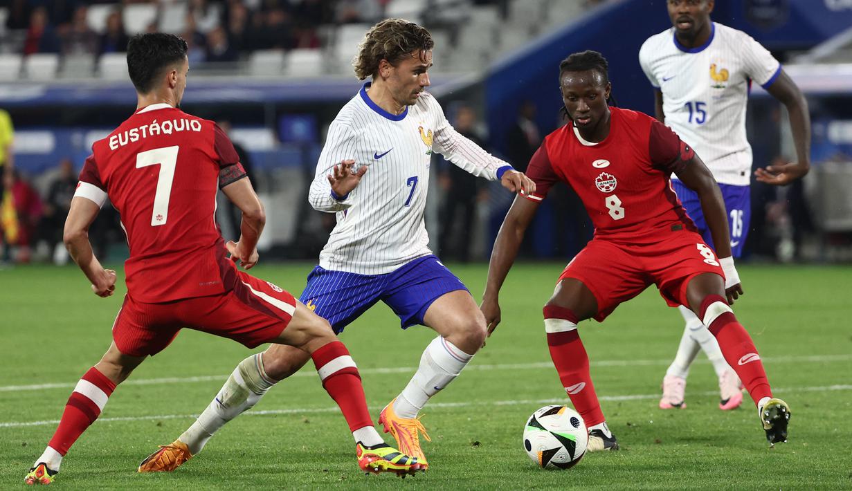 Gelandang Prancis #07 Antoine Griezmann (tengah) berebut bola dengan pemain Kanada #08 Ismael Kone (2 kanan) dan #07 Stephen Eustaquio dalam duel uji coba internasional terakhir jelang Euro 2024 di Matmut Atlantique, Bordeaux, Senin (10/6/2024) dini hari WIB. (ROMAIN PERROCHEAU / AFP)