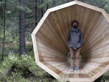 Kepala departemen arsitektur interior Academy of Arts Hannes Praks berpose di megafon raksasa dari kayu di dalam hutan Estonia, 28 September 2015. Megafon ini dibuat untuk mendengarkan suara hutan dan mahluk yang tinggal di dalamnya (REUTERS/Ints Kalnins)