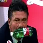 Frustasi, Pelatih Inter Milan Walter Mazzarri gigit botol (dirtytackle)